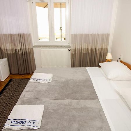 Rooms & Apartment Albina Baska  Bagian luar foto