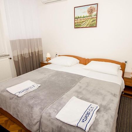 Rooms & Apartment Albina Baska  Bagian luar foto