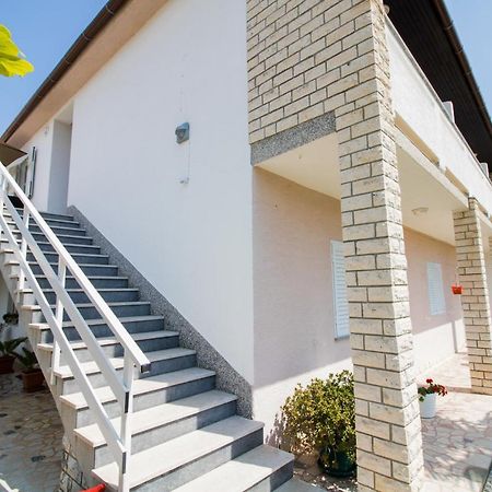 Rooms & Apartment Albina Baska  Bagian luar foto