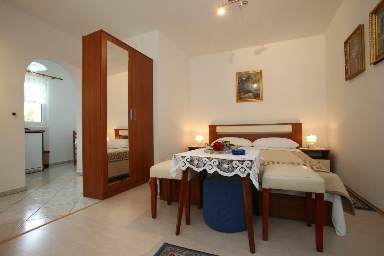 Rooms & Apartment Albina Baska  Bagian luar foto