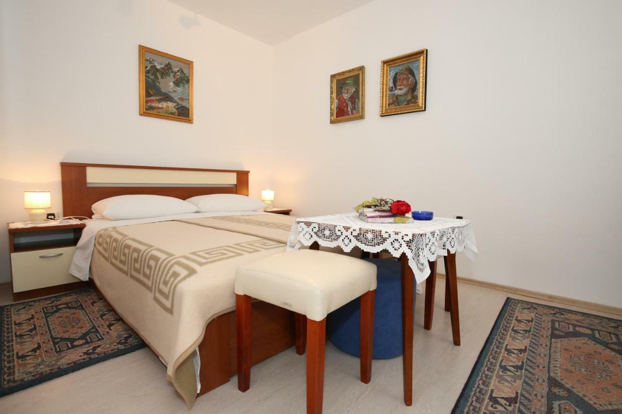 Rooms & Apartment Albina Baska  Bagian luar foto