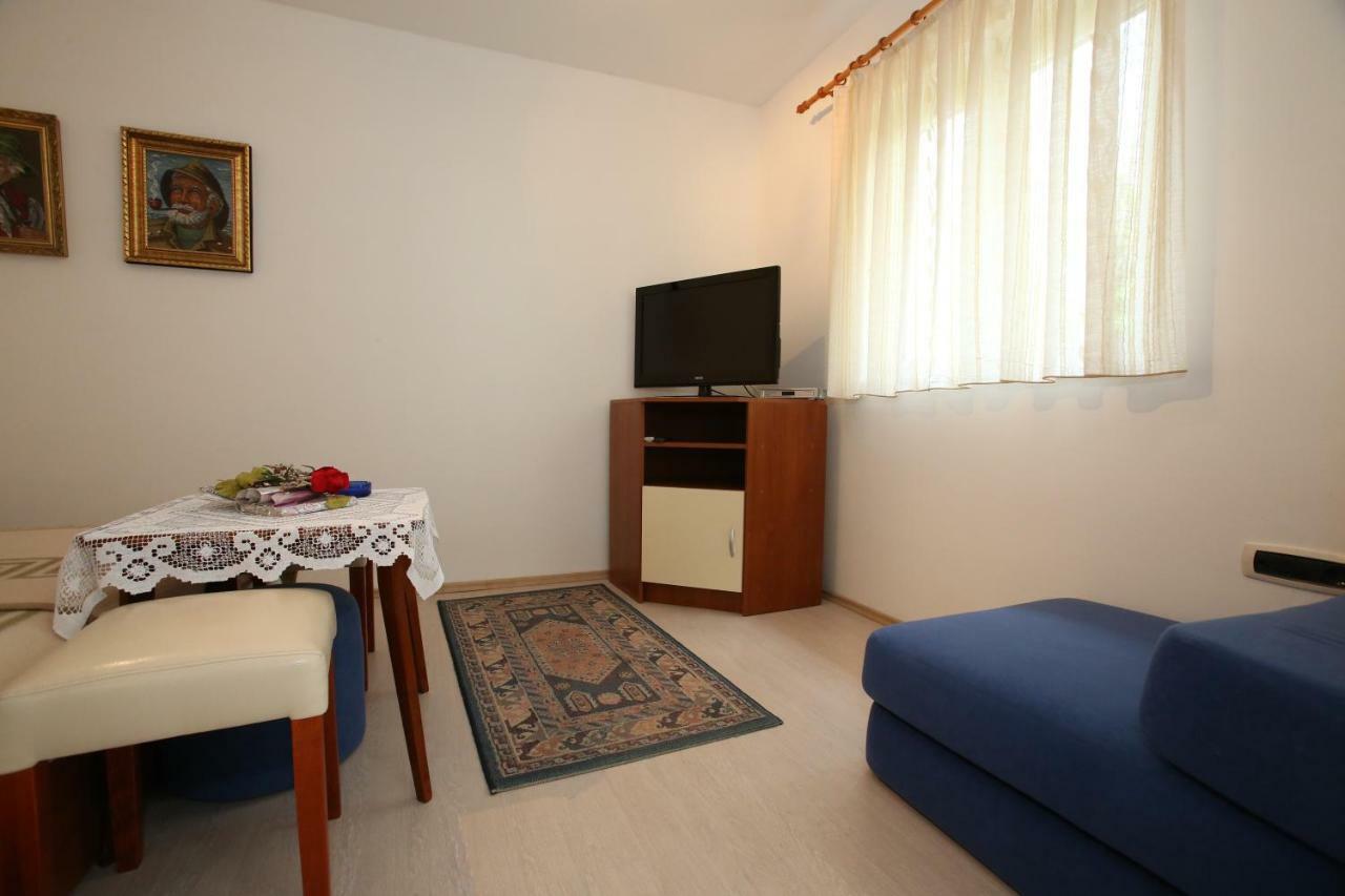Rooms & Apartment Albina Baska  Bagian luar foto