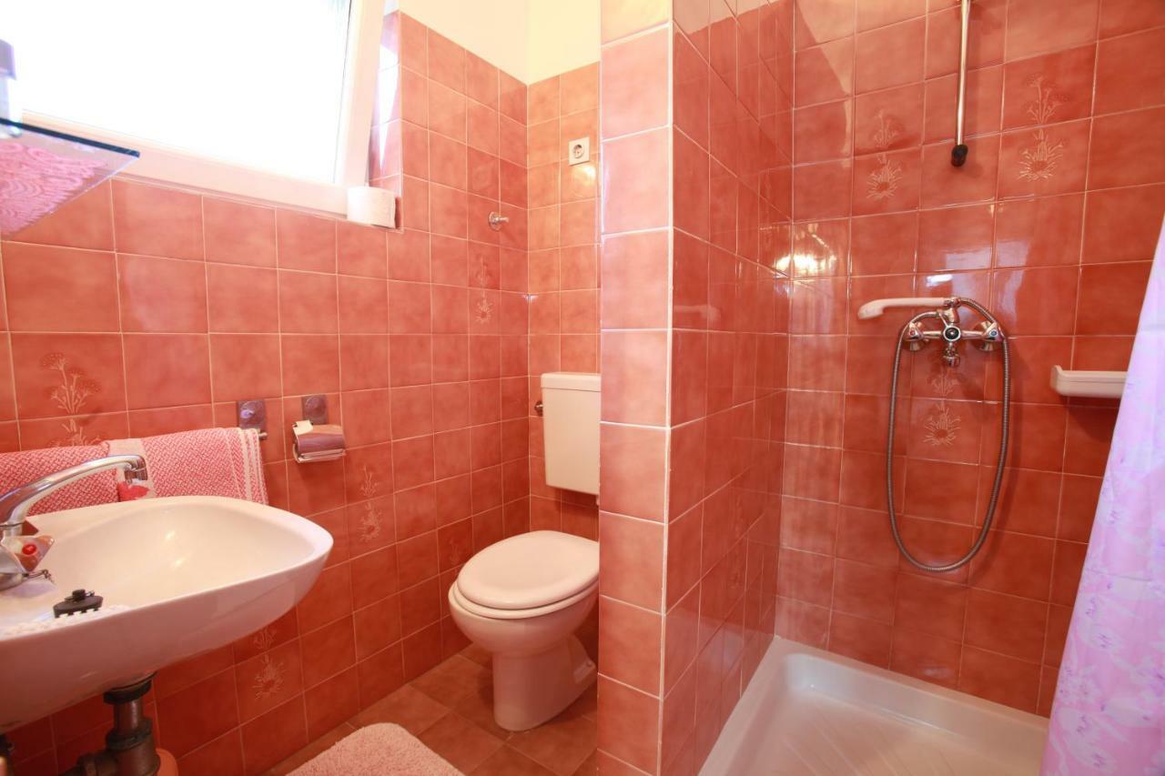 Rooms & Apartment Albina Baska  Bagian luar foto