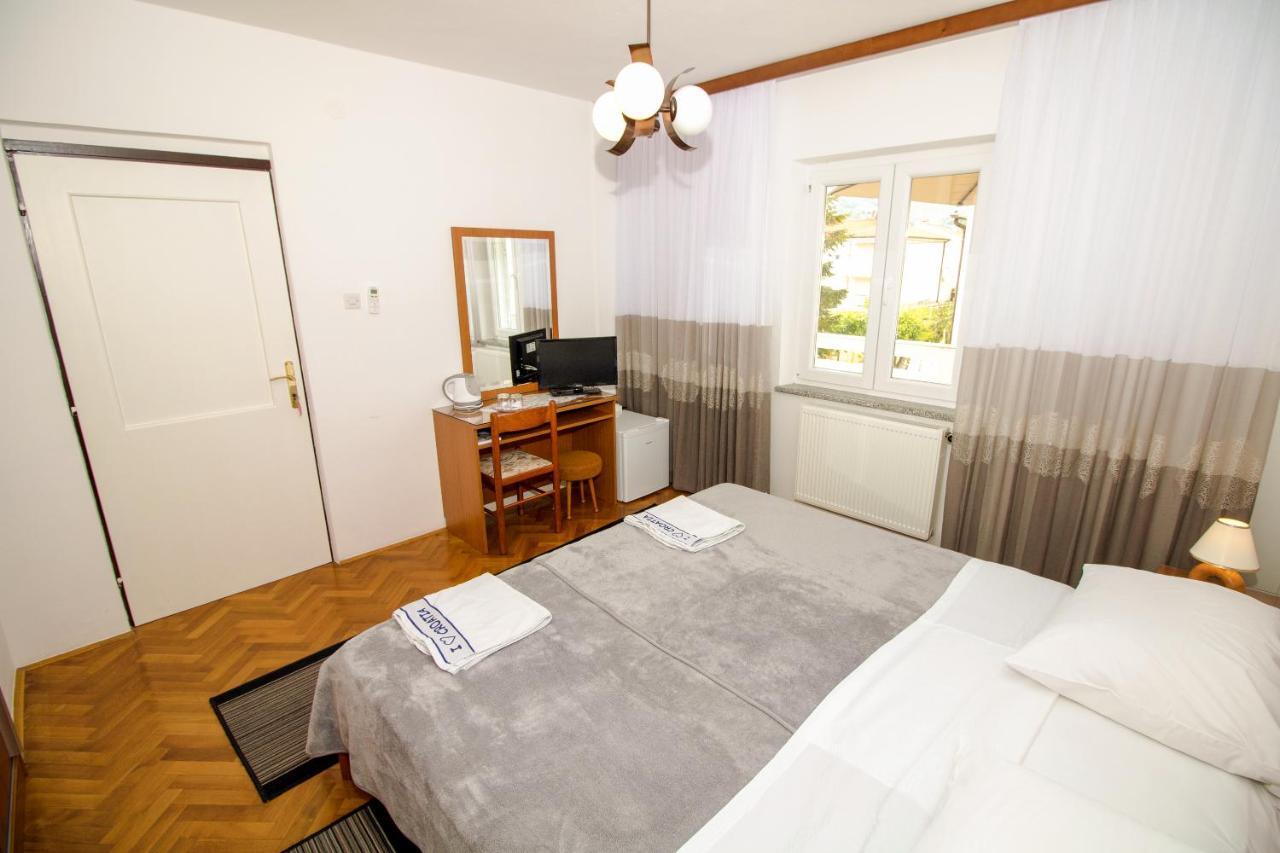 Rooms & Apartment Albina Baska  Bagian luar foto