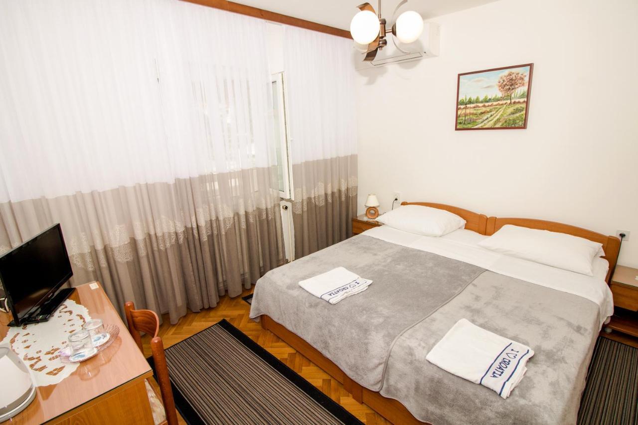 Rooms & Apartment Albina Baska  Bagian luar foto