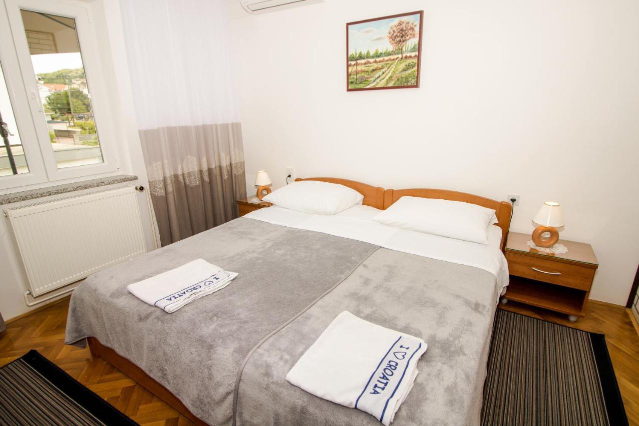 Rooms & Apartment Albina Baska  Bagian luar foto