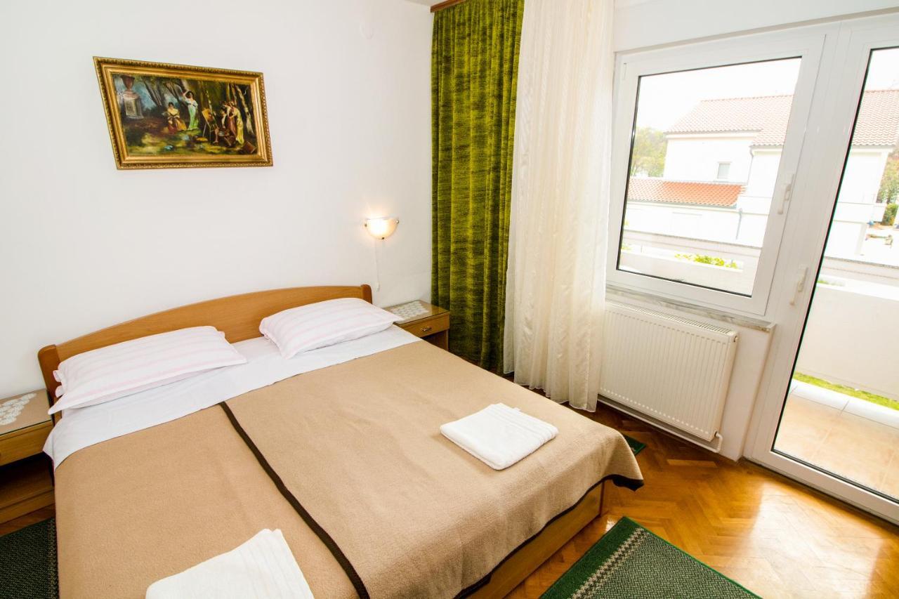 Rooms & Apartment Albina Baska  Bagian luar foto