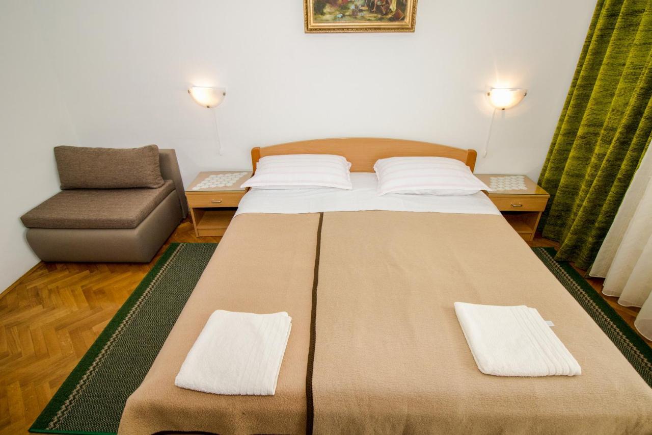 Rooms & Apartment Albina Baska  Bagian luar foto