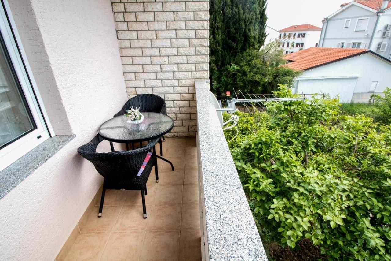 Rooms & Apartment Albina Baska  Bagian luar foto