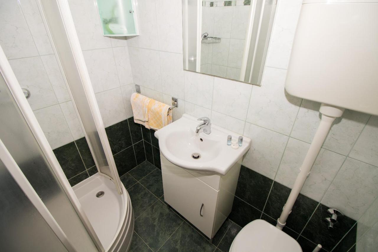 Rooms & Apartment Albina Baska  Bagian luar foto