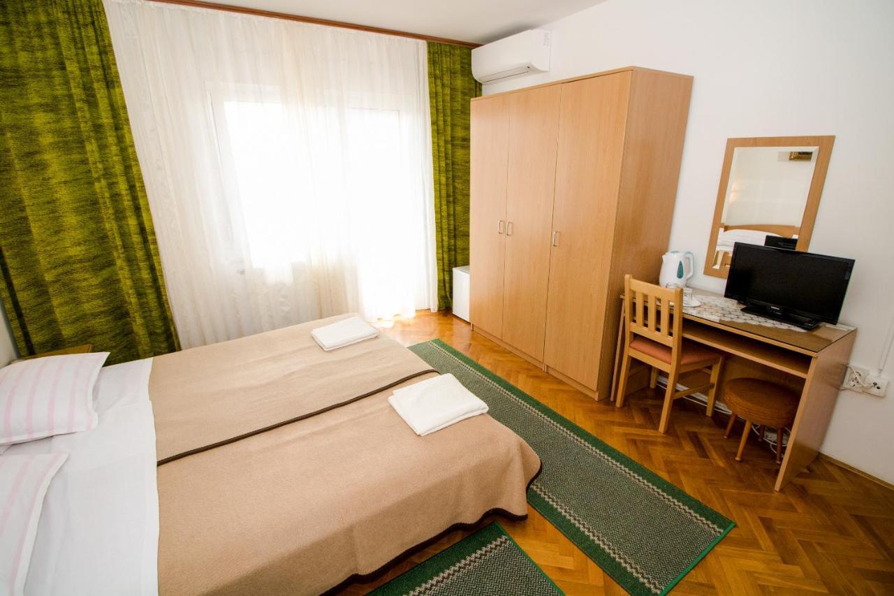 Rooms & Apartment Albina Baska  Bagian luar foto