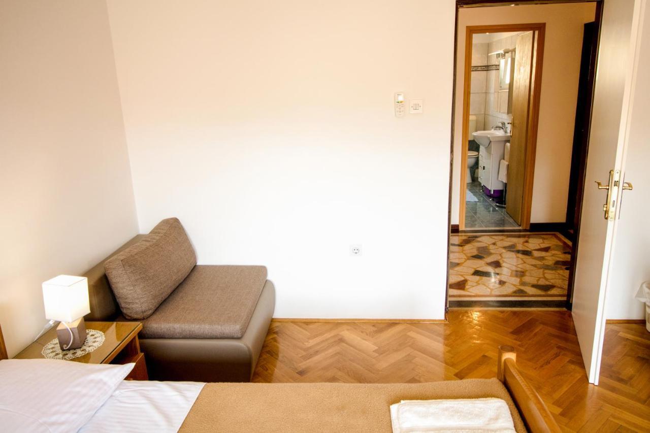 Rooms & Apartment Albina Baska  Bagian luar foto