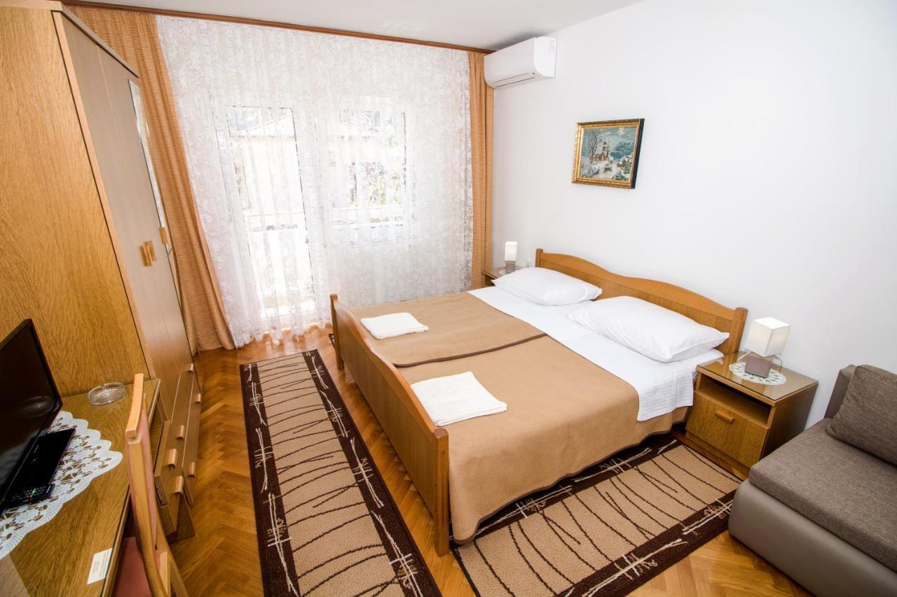 Rooms & Apartment Albina Baska  Bagian luar foto