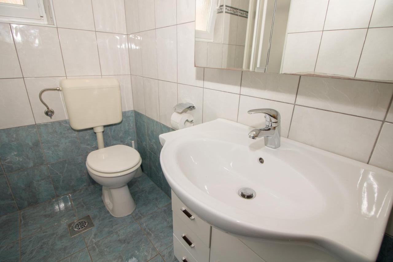 Rooms & Apartment Albina Baska  Bagian luar foto