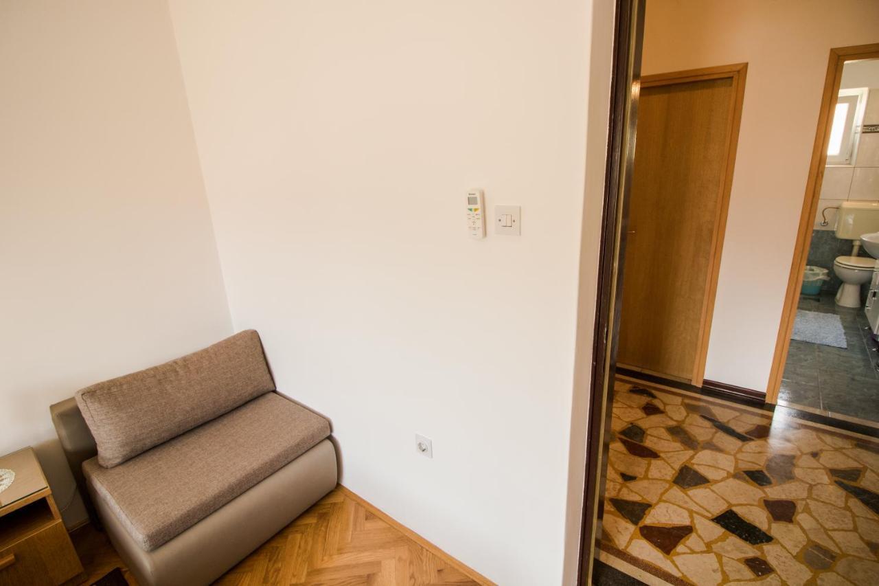 Rooms & Apartment Albina Baska  Bagian luar foto