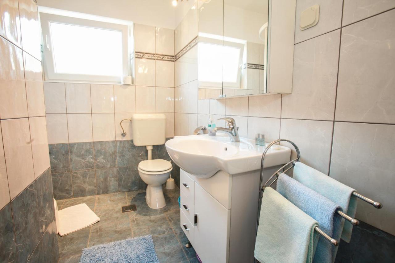 Rooms & Apartment Albina Baska  Bagian luar foto