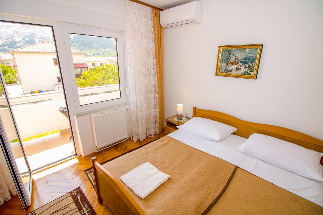 Rooms & Apartment Albina Baska  Bagian luar foto