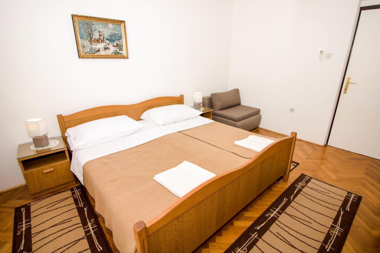 Rooms & Apartment Albina Baska  Bagian luar foto
