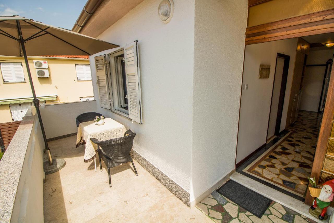 Rooms & Apartment Albina Baska  Bagian luar foto