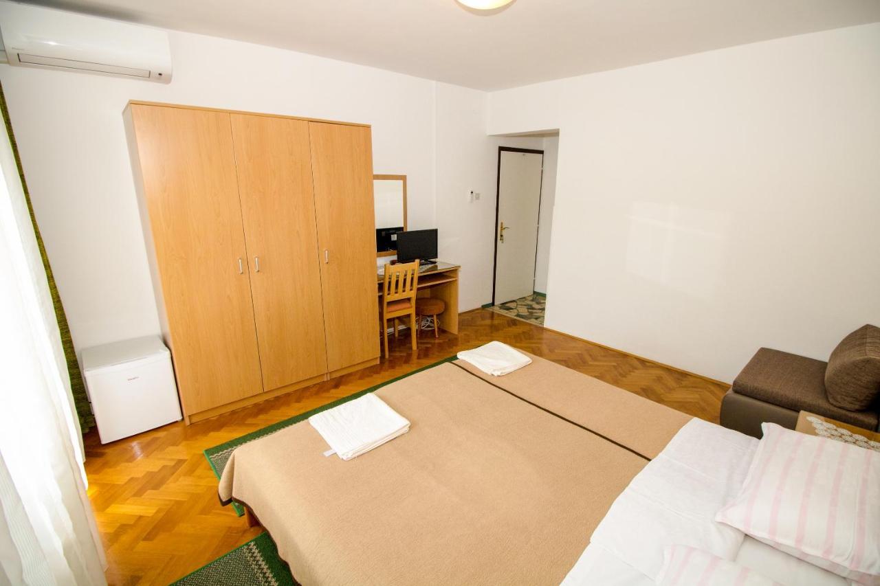 Rooms & Apartment Albina Baska  Bagian luar foto
