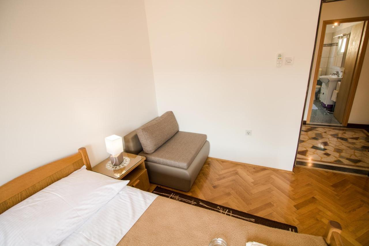 Rooms & Apartment Albina Baska  Bagian luar foto