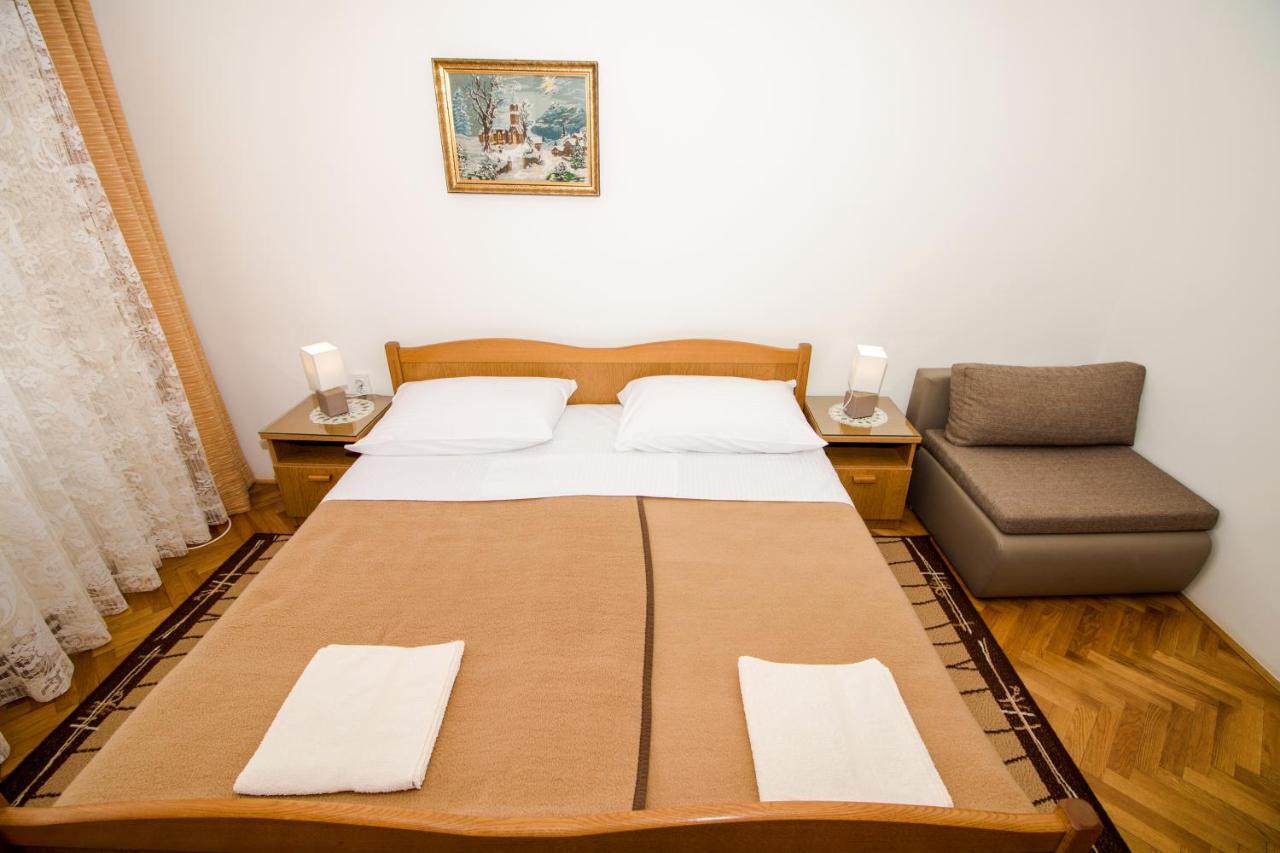 Rooms & Apartment Albina Baska  Bagian luar foto