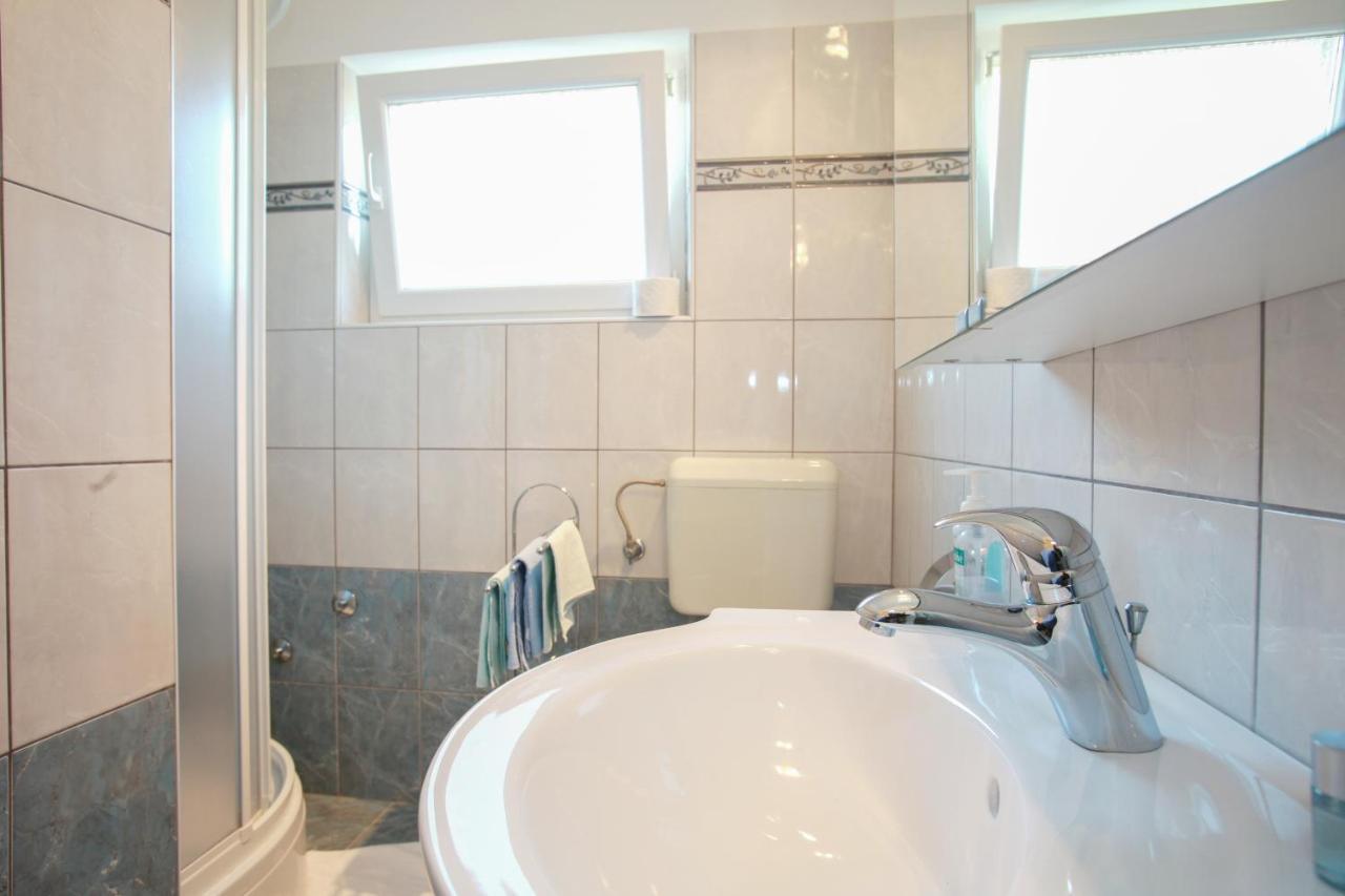 Rooms & Apartment Albina Baska  Bagian luar foto
