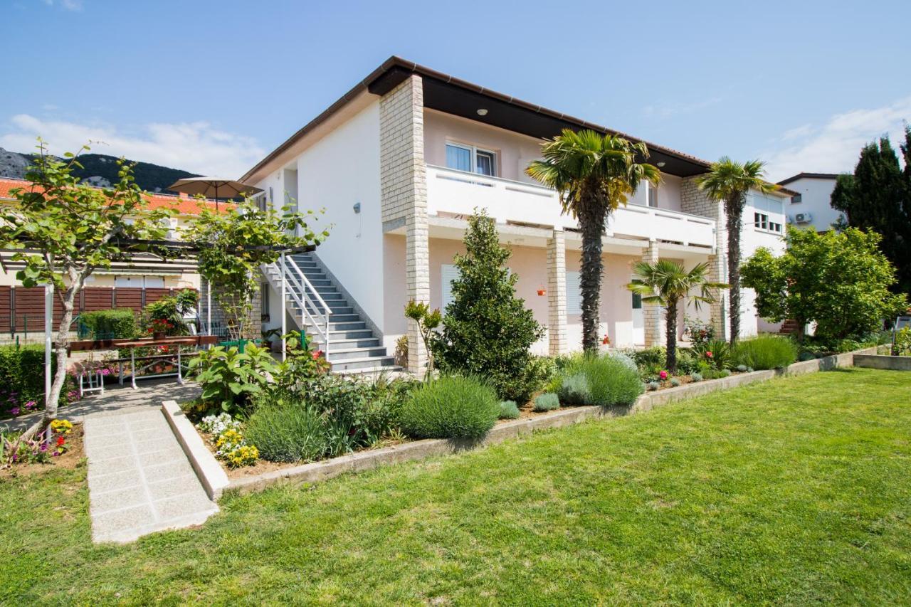 Rooms & Apartment Albina Baska  Bagian luar foto