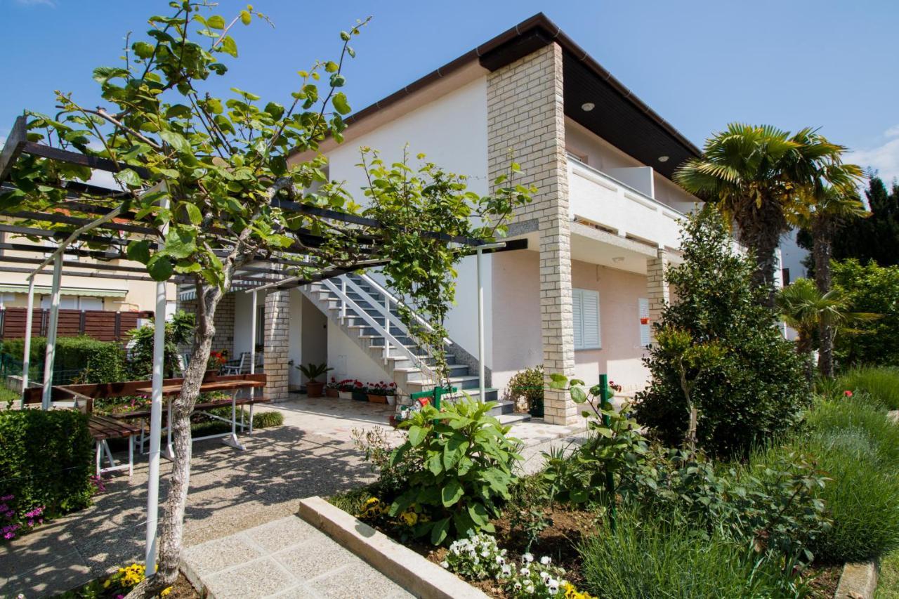 Rooms & Apartment Albina Baska  Bagian luar foto
