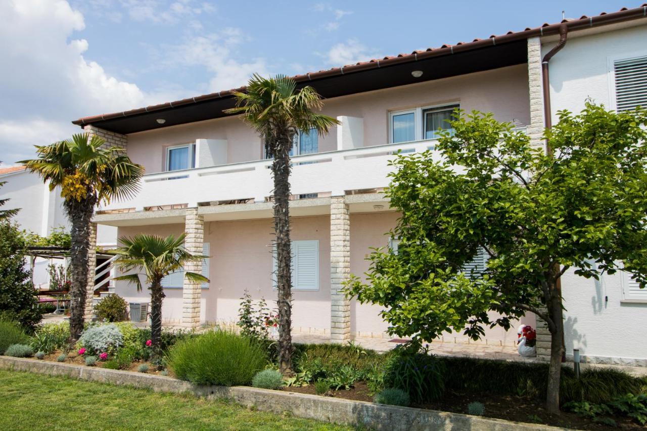 Rooms & Apartment Albina Baska  Bagian luar foto