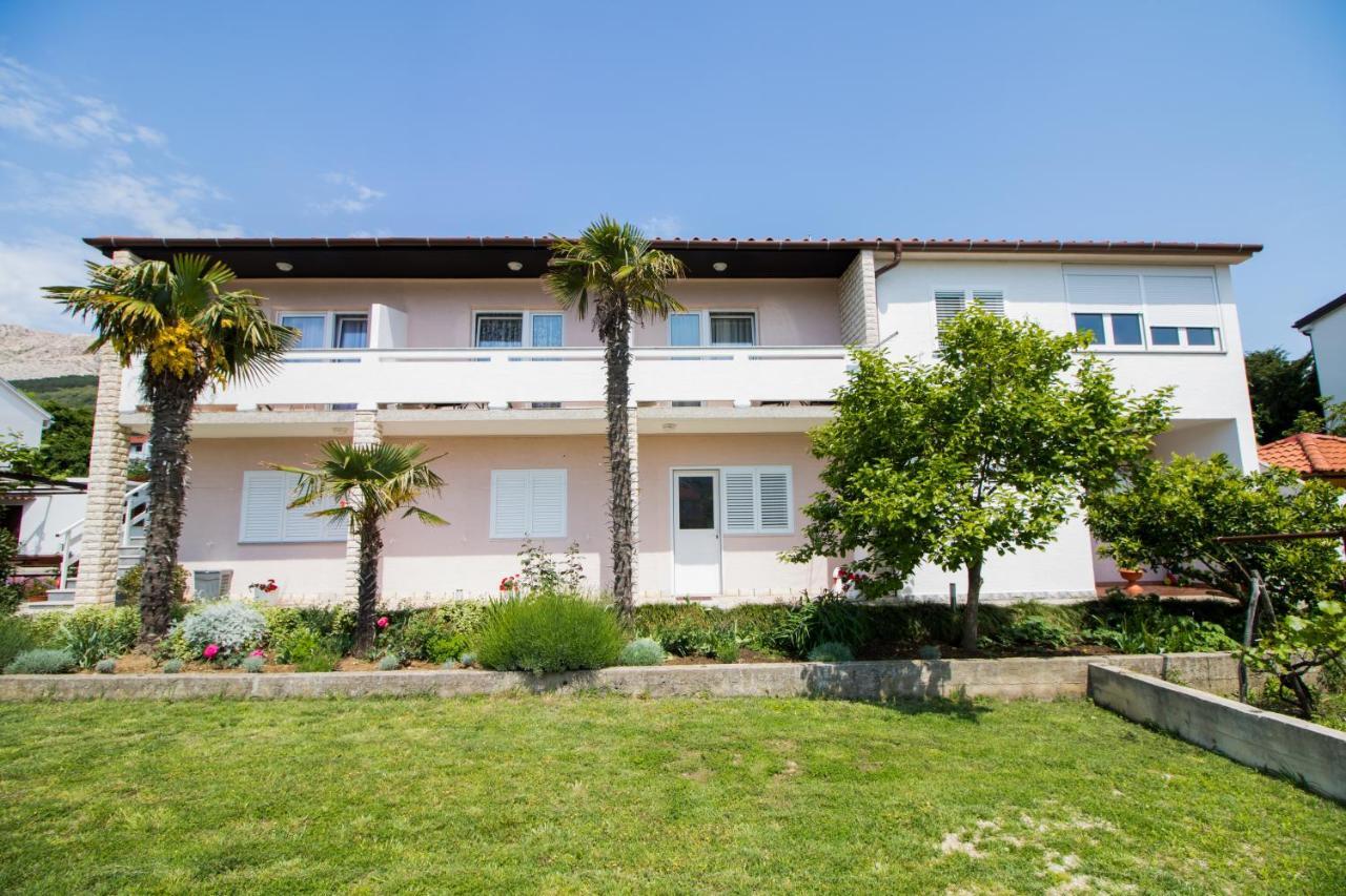 Rooms & Apartment Albina Baska  Bagian luar foto