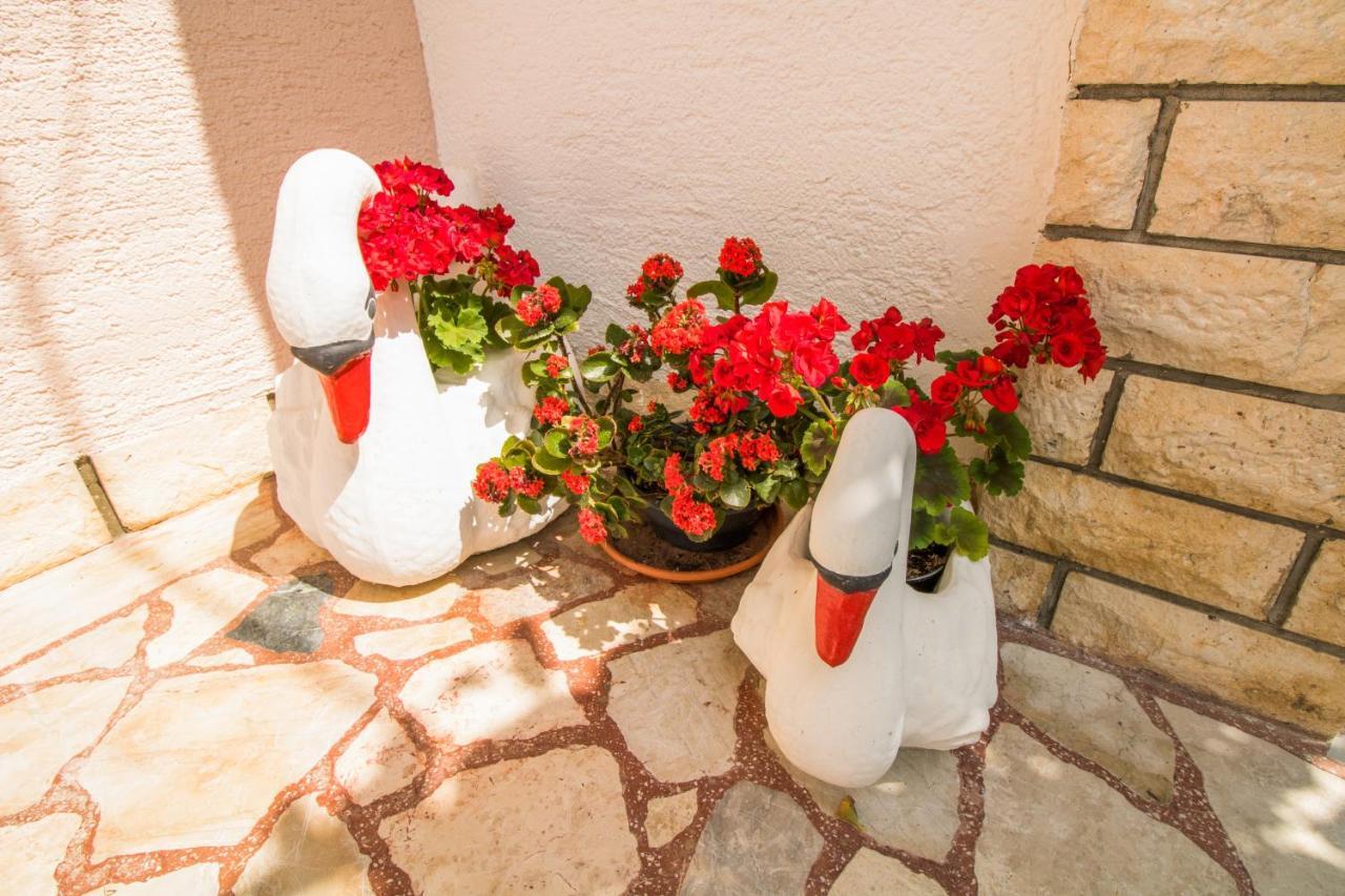 Rooms & Apartment Albina Baska  Bagian luar foto