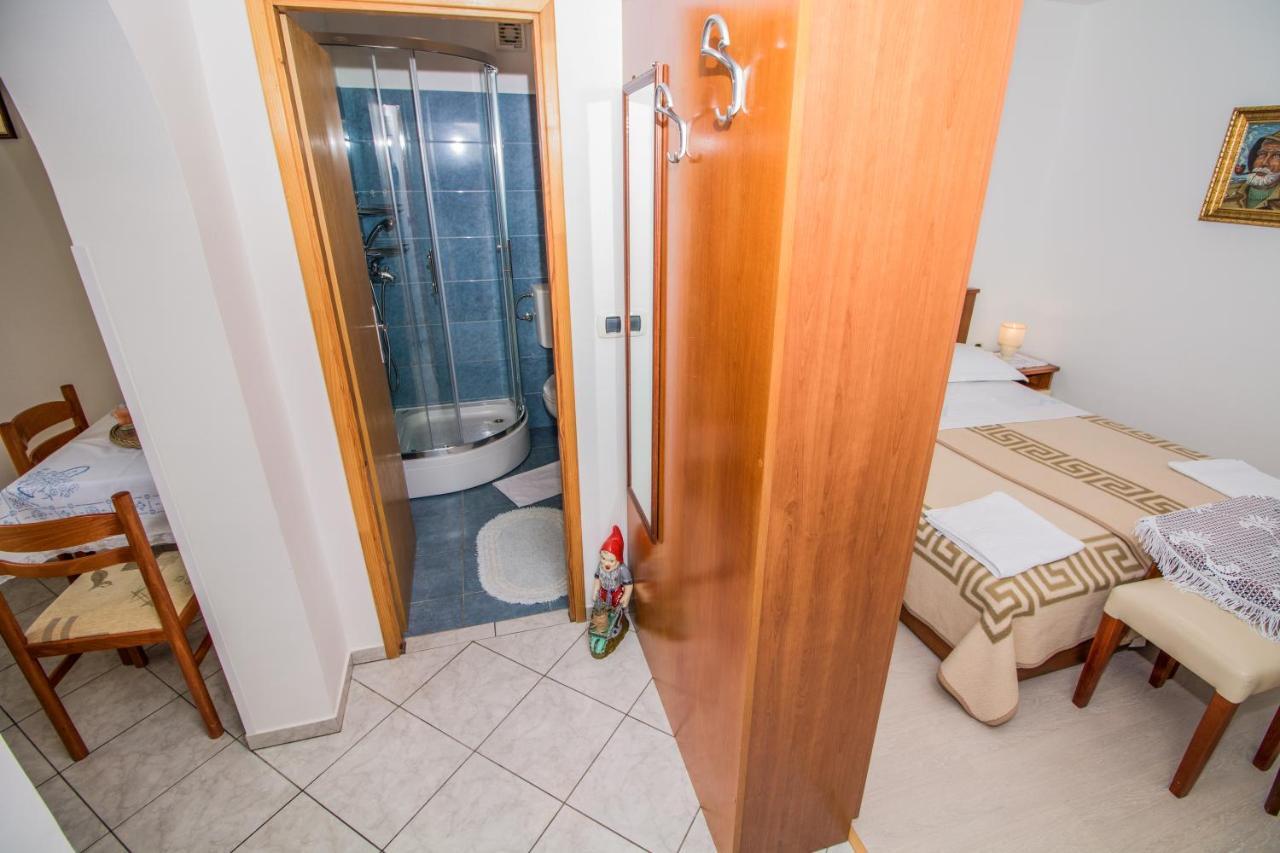 Rooms & Apartment Albina Baska  Bagian luar foto